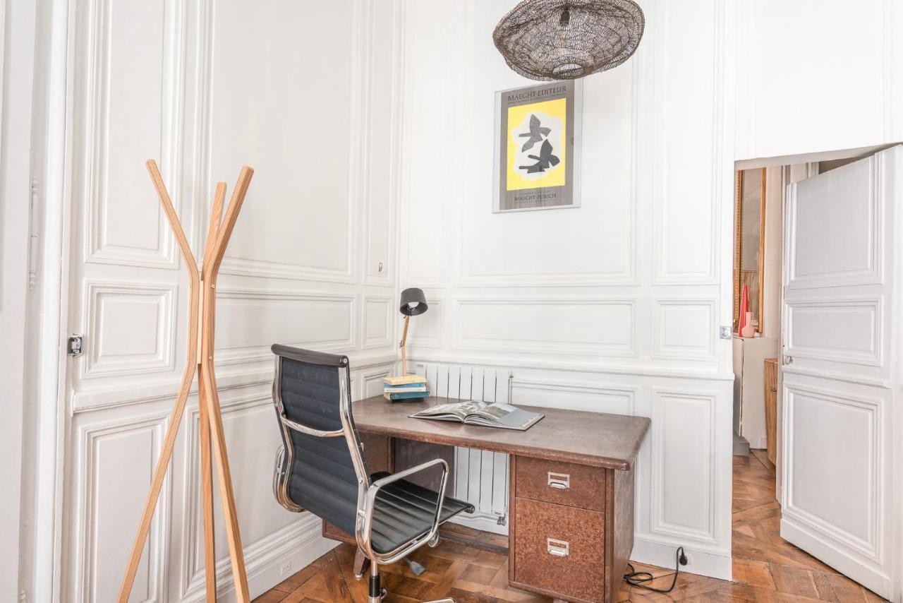 Outstanding Parisian Flat In Heart Of Center Parigi